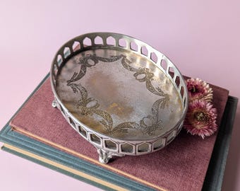 Versilbertes Vintage-Tablett mit Füßen – Antik-Schale aus der Mitte des 20. Jahrhunderts – Neoklassizistische Patina mit Gebrauchsspuren