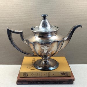 Tetera antigua Homan de plata chapada de la década de 1910 - Pátina desgastada - Tetera de metal con forma de maceta