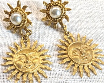 Vintage Sun Face-hanger uit de jaren 90 van goudkleurig metaal en pareloorbellen – statement sieraden