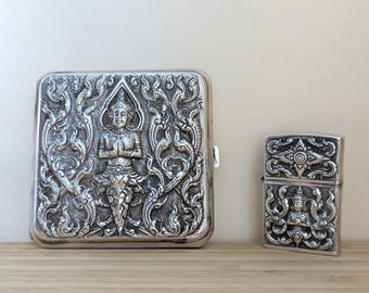 Alex & Co. Bangkok Siam Sterling-aansteker- en sigarettenkokerset 925 zilveren Repoussé moderne rookaccessoires uit het midden van de eeuw - jaren 60 Thailand
