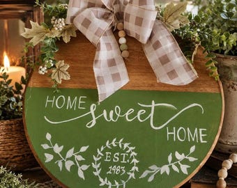 Personalisiertes Türschild „Zuhause ist es am schönsten“, Einzugsgeschenk, rustikales Holzschild, Türkranz aus Holz für den Alltag