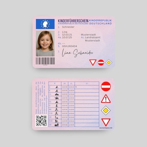 Op de afbeelding: Een roze en witte Kinderführerschein (kinderrijbewijs) met een foto van een lachend kind. De licentie bevat de naam van het kind, de geboortedatum en andere details, samen met verkeersborden en een barcode.