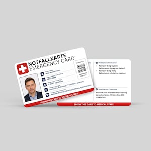 Peut inclure: Une carte d'urgence en plastique blanc avec une croix rouge, portant le texte NOTFALLKARTE EMERGENCY CARD. Elle comprend une photo, des données personnelles, un code QR et une bordure rouge avec le texte SHOW THIS CARD TO MEDICAL STAFF.