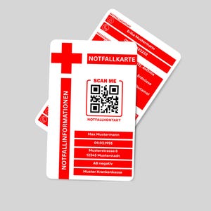 Puede incluir: Dos tarjetas de emergencia blancas con detalles rojos. Una tarjeta presenta una cruz roja, el texto "NOTFALLINFORMATIONEN" y un código QR etiquetado como "SCAN ME". La otra muestra información de contacto y detalles médicos.