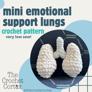 Peut inclure: Un patron de crochet pour des mini poumons de soutien émotionnel. L'image montre trois structures pulmonaires crochetées, moelleuses et blanc cassé. Le texte sur l'image indique "mini emotional support lungs crochet pattern very low sew!" et "The Crochet Cortex".