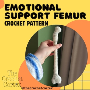 Puede incluir: Un fémur de ganchillo color crema sobre un fondo verde y marrón. El texto "EMOTIONAL SUPPORT FEMUR CROCHET PATTERN" está en la parte superior. El logotipo de The Crochet Cortex y el nombre de usuario están en la parte inferior.