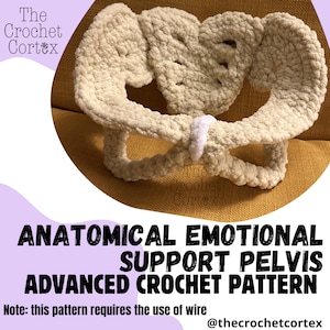 Może przedstawiać: Kremowy, szydełkowy przedmiot w kształcie miednicy. Tekst na zdjęciu brzmi "ANATOMICAL EMOTIONAL SUPPORT PELVIS ADVANCED CROCHET PATTERN". Przedmiot wykonany jest z miękkiej, teksturowanej przędzy. Logo Crochet Cortex znajduje się w lewym górnym i prawym dolnym rogu.