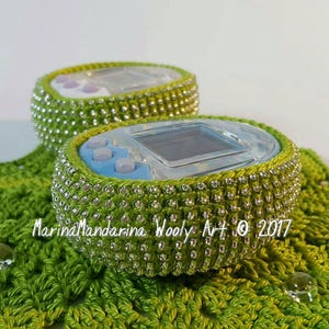 Tamagotchi M!X mix 4U iDL P's Friends Colors, étui au crochet avec perles par MarinaMandarina