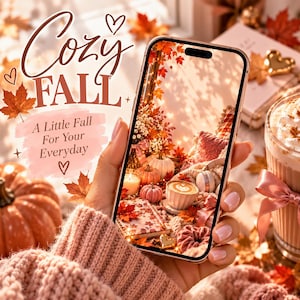 Könnte beinhalten: Ein Smartphone mit einem digitalen Hintergrundbild aus Herbstblättern, Kürbissen und einer Kaffeetasse. Der Bildschirm zeigt eine herbstliche Szene. Der Text auf dem Bild lautet: Cozy FALL A Little Fall For Your Everyday. Das Handy wird gehalten.