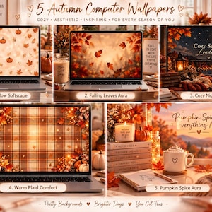 Op de afbeelding: Een digitale collectie van vijf herfst-thema computerachtergronden weergegeven op laptopschermen. De ontwerpen bevatten seizoensgebonden motieven zoals oranje pompoenen, vallende bladeren, ruitpatronen en zonsonderganglandschappen met teksten zoals Cozy Season Loading.