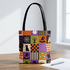 Peut inclure: Un sac fourre-tout avec un motif patchwork coloré de carrés sur le thème d'Halloween. Le design comprend des illustrations de chats noirs, citrouilles, chapeaux de sorcière, toiles d'araignée, fantômes, bonbons et maisons hantées.
