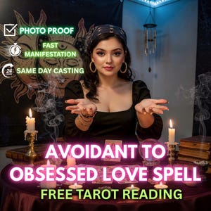 Op de afbeelding: Een afbeelding met een vrouw met een hoofddoek, armbanden en oorringen, met kaarsen en tarotkaarten op een tafel. Tekst bevat "PHOTO PROOF", "FAST MANIFESTATION", "SAME DAY CASTING", "AVOIDANT TO OBSESSED LOVE SPELL" en "FREE TAROT READING".