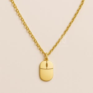 Może przedstawiać: Złoty naszyjnik z zawieszką w kształcie myszy komputerowej. Zawieszka ma szczegółowy wzór z przyciskiem myszy i kółkiem przewijania. Łańcuszek jest również złoty i ma delikatny wzór ogniw. Naszyjnik jest prezentowany na neutralnym tle.