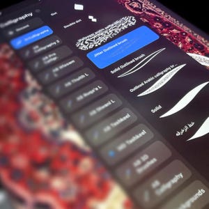 Puede incluir: Primer plano de una pantalla de tableta digital que muestra herramientas de caligrafía. La pantalla muestra opciones de pinceles, incluyendo "Jitter Outlined brush" y "Solid Outlined brush". La interfaz es oscura con texto blanco y resaltes azules.