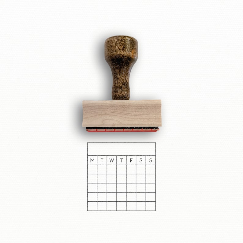 Puede incluir: Sello de madera con una cuadr&iacute;cula de calendario y los d&iacute;as de la semana etiquetados como M, T, W, T, F, S, S.