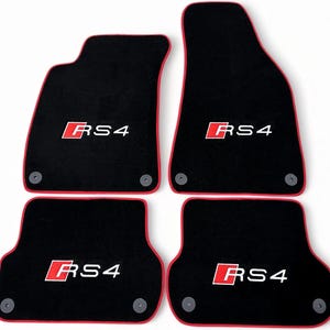 以下が含まれることがあります： 赤色の縁取りが付いた、黒色の車のフロアマット4枚セットです。各マットには、白と赤の「RS4」ロゴが付いています。マットは車両のフットウェルに合うように設計されており、取り付け金具が付いています。