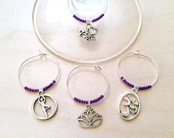 Identificadores de copas con temática de yoga: El regalo perfecto para el yogui. Incluye Om, flor de loto, Namaste y la postura del árbol. Juego de 4 unidades.