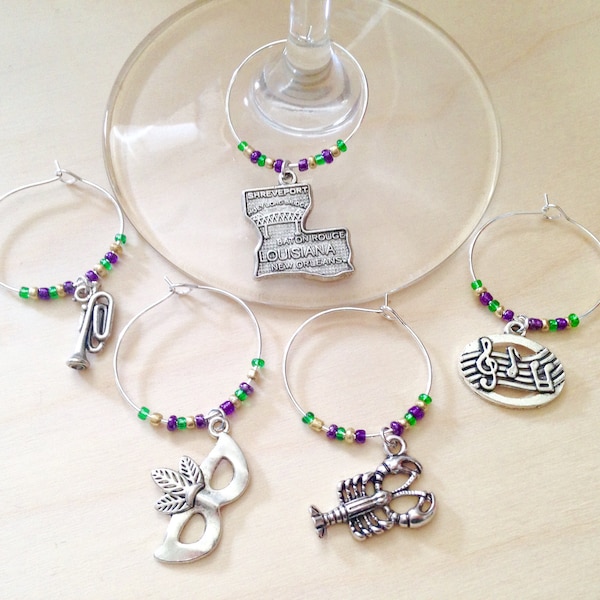 Mardi Gras New Orleans Wine Charms: New Orleans gift for wine lovers. Mardi Gras color theme. Mardi Gras Gift, Louisiana, Fleur de Lis.