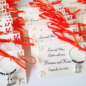 Da 55 a 75 bomboniere a forma di vino per eventi a tema vigneto. Perfette per bomboniere di nozze, bomboniere per addio al nubilato, bomboniere per compleanni. Completamente personalizzate.