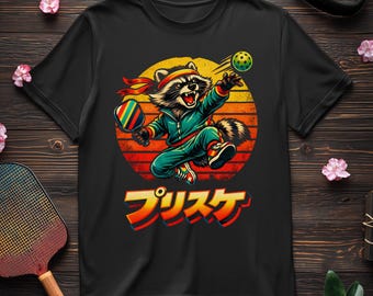 レトロな忍者アライグマのピックルボールシャツ、男性への面白いピックルボールギフト、日本のグラフィックTシャツ、ヴィンテージストリートウェアユニセックスTシャツ