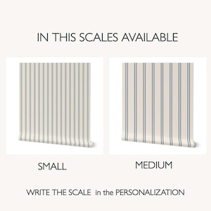 Op de afbeelding: Twee rollen behang met een verticaal streeppatroon in blauw en gebroken wit. De tekst luidt IN THIS SCALES AVAILABLE, SMALL, MEDIUM en WRITE THE SCALE in the PERSONALIZATION. De linkerrol toont een kleinere schaal van strepen.