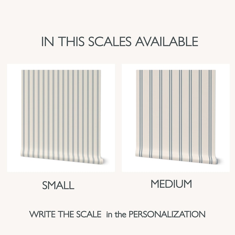 Op de afbeelding: Twee rollen behang met een verticaal streeppatroon in blauw en gebroken wit. De tekst luidt IN THIS SCALES AVAILABLE, SMALL, MEDIUM en WRITE THE SCALE in the PERSONALIZATION. De linkerrol toont een kleinere schaal van strepen.