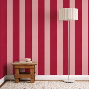 Carta da parati a righe Jumbo Cabana in rosa pastello e rosso lampone: moderna carta da parati murale dalla consistenza morbida