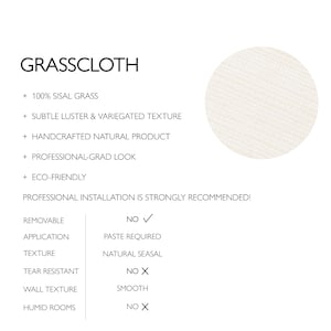 Op de afbeelding: Grasscloth behangstaal met een cirkelvormig staal van gebroken wit, geweven sisalgras. De tekst vermeldt 100% sisalgras, handgemaakt natuurproduct, lijm vereist, niet verwijderbaar, niet scheurbestendig en niet geschikt voor vochtige ruimtes.