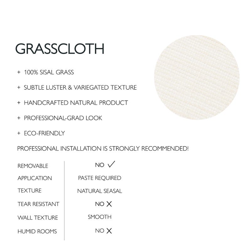Op de afbeelding: Grasscloth behangstaal met een cirkelvormig staal van gebroken wit, geweven sisalgras. De tekst vermeldt 100% sisalgras, handgemaakt natuurproduct, lijm vereist, niet verwijderbaar, niet scheurbestendig en niet geschikt voor vochtige ruimtes.