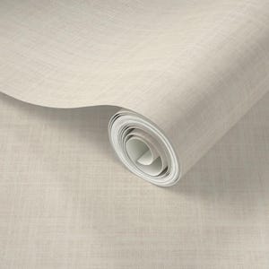 Pode incluir: Um rolo de papel de parede bege claro com uma textura subtil de tecido entrelaçado. O material está parcialmente desenrolado, revelando o interior em camadas do rolo. A superfície tem uma cor neutra consistente com um padrão fino.