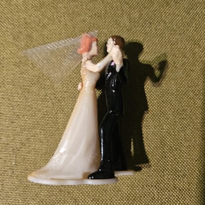 Vintage bruidstaarttopper bruid en bruidegom dansen