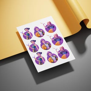 Może przedstawiać: Arkusz naklejek z kresk&oacute;wkowymi ilustracjami kobiet w r&oacute;żnych strojach. Naklejki są okrągłe z błyszczącym fioletowym tłem. Kobiety są przedstawione z r&oacute;żnymi fryzurami i trzymające r&oacute;żne przedmioty.