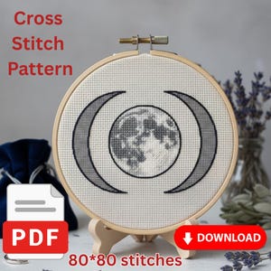 Puede incluir: Un patrón de punto de cruz con un diseño de fase lunar. El diseño está bordado sobre tela color crema y enmarcado en un aro de madera. El texto "Cross Stitch Pattern" y "80*80 stitches" son visibles. Hay una descarga PDF disponible.