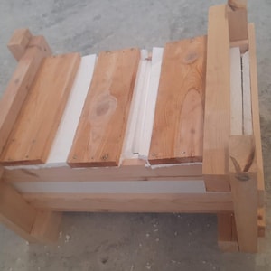 Puede incluir: Un peque&ntilde;o banco de madera sin terminar con un marco rectangular y un asiento de listones. El banco est&aacute; construido con madera de color claro y presenta un dise&ntilde;o simple y r&uacute;stico. El asiento est&aacute; hecho de tablones de madera con espacios blancos.