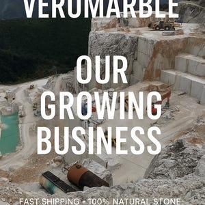 Puede incluir: Vista a&eacute;rea de una cantera de m&aacute;rmol con el texto "VEROMARBLE OUR GROWING BUSINESS". La imagen muestra grandes bloques de m&aacute;rmol siendo extra&iacute;dos, con maquinaria y una masa de agua de color turquesa en el fondo.