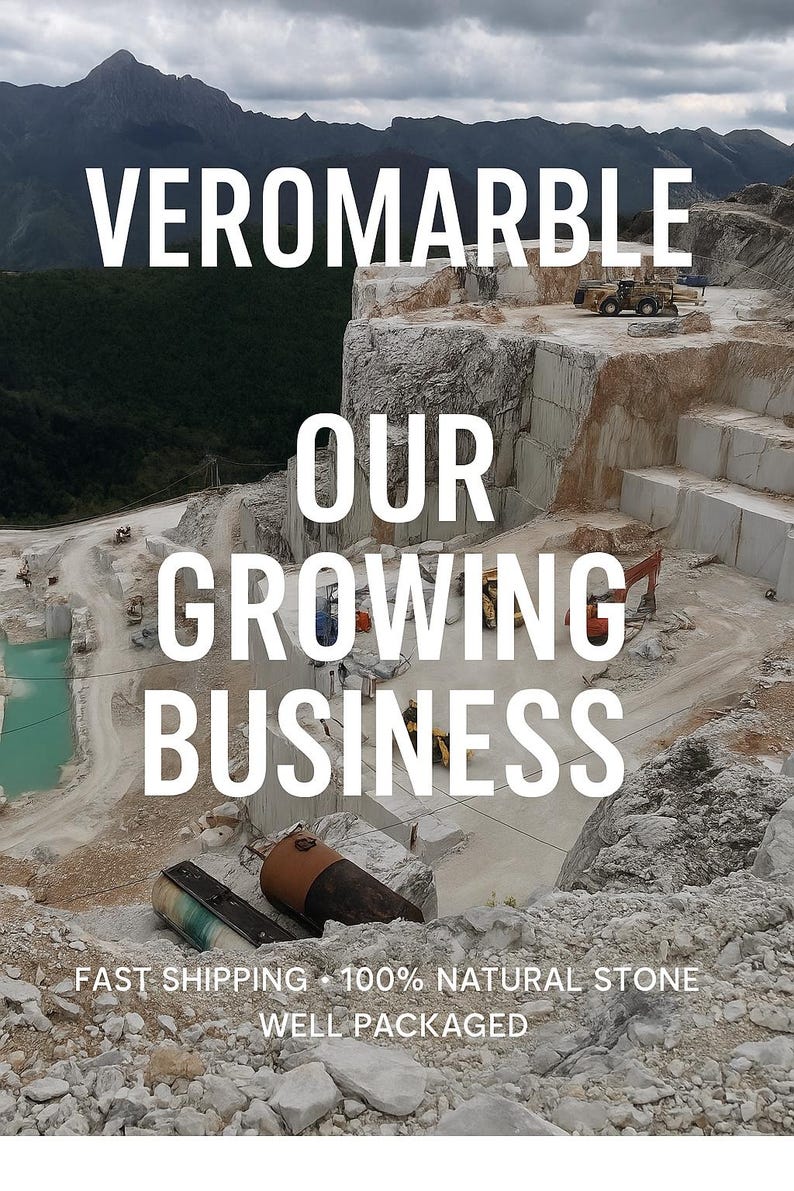 Puede incluir: Una vista panor&aacute;mica de una gran cantera de m&aacute;rmol con bloques de piedra blanca, maquinaria pesada y una poza turquesa. El texto dice VEROMARBLE OUR GROWING BUSINESS, con la menci&oacute;n adicional 100% NATURAL STONE.