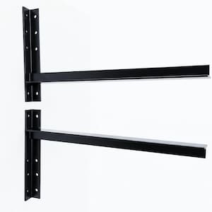 Puede incluir: Dos soportes de estante de metal negro en forma de L, con una placa de montaje vertical con cuatro orificios circulares preperforados y un brazo de soporte horizontal. Los soportes tienen un acabado mate liso y un dise&ntilde;o estructural r&iacute;gido.