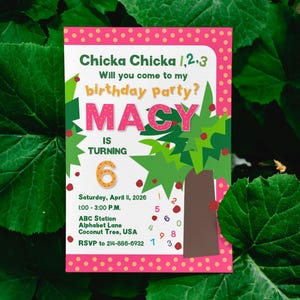 Puede incluir: Una colorida invitación de fiesta de cumpleaños con el texto "Chicka Chicka 1,2,3" y "¿Vendrás a mi fiesta de cumpleaños?" La invitación presenta el nombre "MACY" y el número "6". También se incluyen la fecha y la hora.