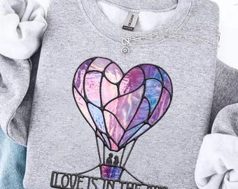 Camiseta "Love Is In The Air" de Comfort Colors®, sudadera con globo aerostático, camiseta con corazón para San Valentín, regalo con vitral, top romántico para pareja
