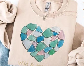 Camisa "Wild Free Love" de Comfort Colors®, sudadera con corazón de cristal marino, camiseta vaquera costera, cuello redondo playero, regalo bohemio oceánico para ella