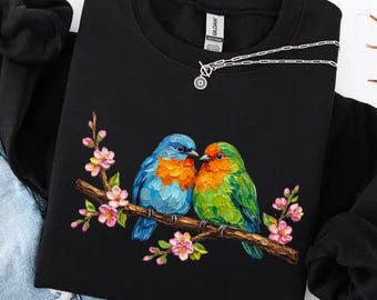 Camisa Love Birds de Comfort Colors®, sudadera con pájaros coloridos, camiseta floral primaveral, regalo de San Valentín, top para amantes de la naturaleza, regalo de pintura al óleo