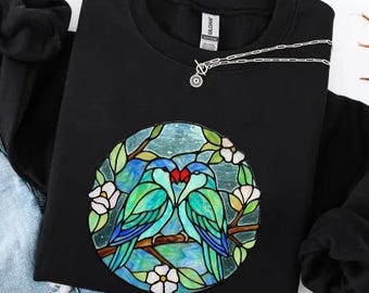 Camiseta de pájaro con vitral Comfort Colors®, sudadera con agapornis, camiseta para amantes de la naturaleza, cuello redondo con arte en mosaico, regalo vintage de loro, top de jardín