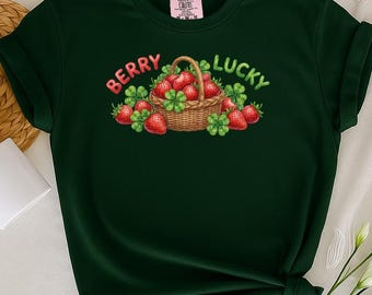 Camisa Berry Lucky de Comfort Colors®, sudadera para el Día de San Patricio, camiseta con trébol de fresa, cuello redondo con frutas estilo cottagecore, idea de regalo para el Día de San Patricio