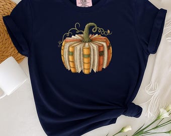 Camiseta Comfort Colors® con estampado de calabaza y libros, ideal para amantes de la lectura en otoño, perfecta para los amantes de los libros. Camiseta otoñal con temática literaria. Camiseta de calabaza con estampado de libros, un regalo perfecto para profesores y lectores.