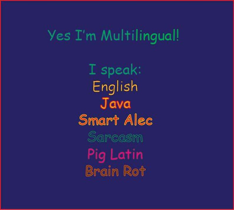 Może przedstawiać: Granatowe tło z czerwoną obw&oacute;dką zawiera tekst "Yes I'm Multilingual!" w kolorze zielonym. Poniżej znajduje się tekst "I speak:" a następnie lista język&oacute;w i umiejętności w r&oacute;żnych kolorach, w tym angielski, Java i Pig Latin.