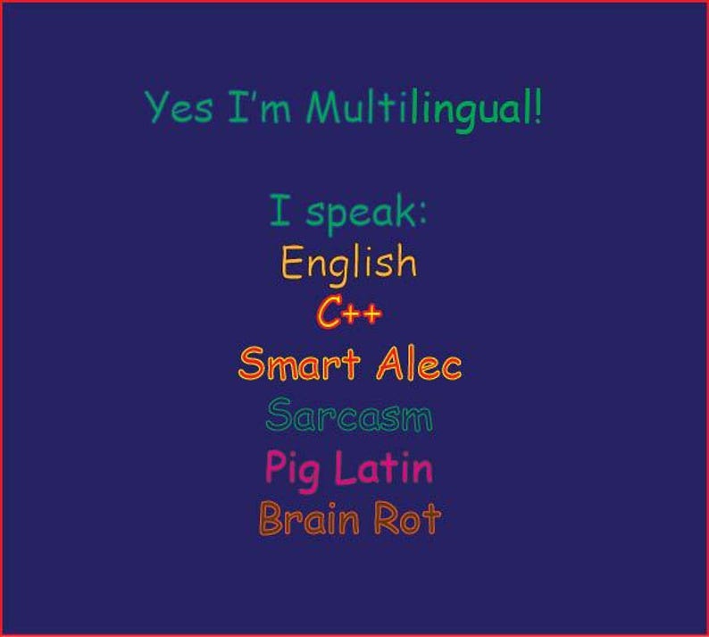 Może przedstawiać: Na granatowym tle z czerwoną obw&oacute;dką widnieje napis "Yes I'm Multilingual!" w kolorze zielonym. Poniżej wymienione są języki i umiejętności: angielski, C++, Smart Alec, sarkazm, Pig Latin i Brain Rot, każdy w innym kolorze.