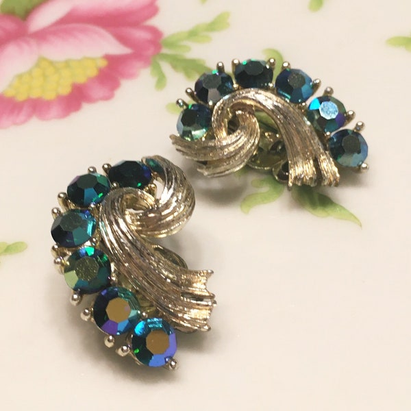 Vintage LISNER Emerald Aurora Borealis Rhinestone Silver Ribbon Swirl Clip On Earrings