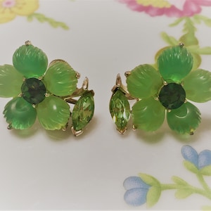 Pendientes vintage LISNER de flor de lucita verde gelatinosa