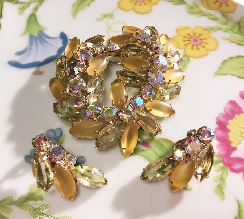 Vintage Juliana Golden Frosted Navettes And Aurora Borealis Rhinestones Wreath Brooch and Earrings