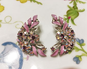 Vintage LISNER esmalte rosa y flores de pedrería rosa pendientes escaladores de orejas